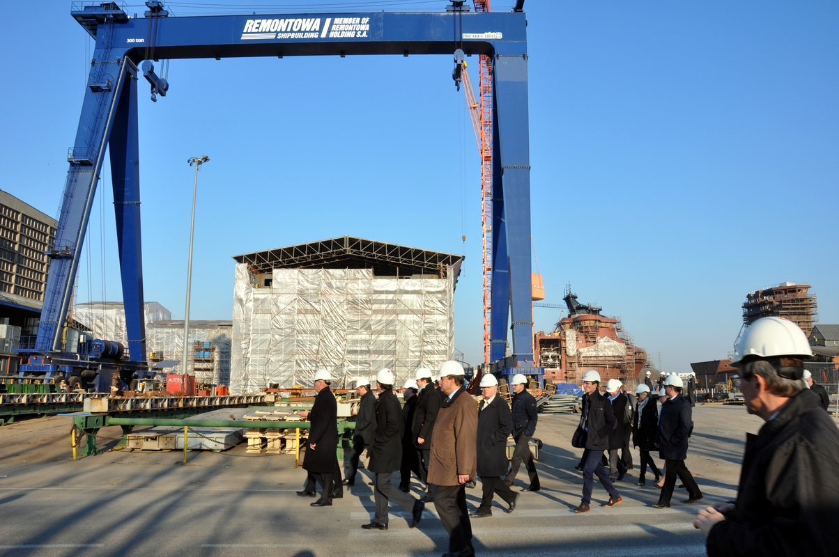 W stoczni Remontowa Shipbuilding koło suwnicy.